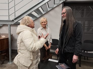Koncert Mirosława Czyżykiewicza na Dworcu Kulturalnym Wieluń – Dąbrowa. Publiczność podziękowała artyście owacją na stojąco